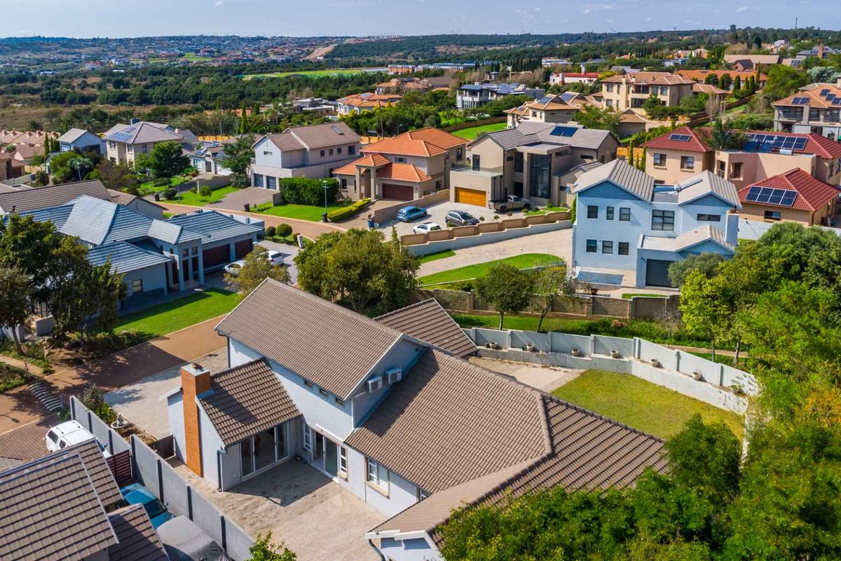 Stylish, Spacious & Secure – The Perfect Family Home in Mooikloof Country View Estate - Photo 5