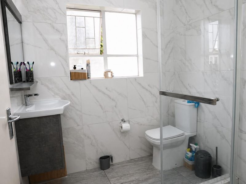 Perfectly Located: Modern, stunning 2 bedroom Townhouse with Easy Access to N1 - Photo 8