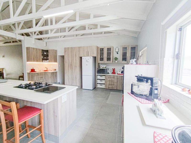 Spacious 4 Bedroom Family Home Within Walking Distance to the Beach - Mile 4, Ext 1 - Photo 8