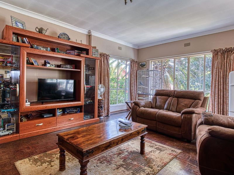 SPACIOUS FAMILY HOME WITH POOL, VIEWS AND POTENTIAL FLATLET - Photo 5