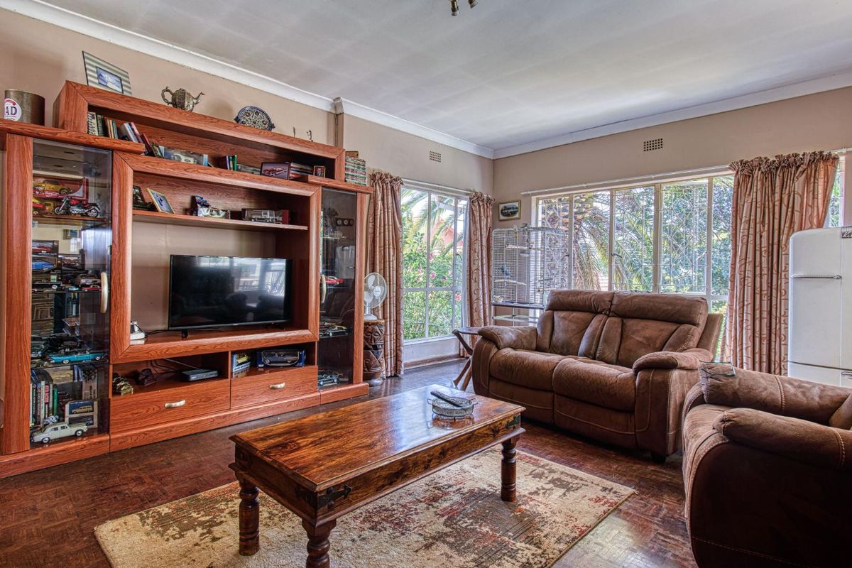 SPACIOUS FAMILY HOME WITH POOL, VIEWS AND POTENTIAL FLATLET - Photo 5