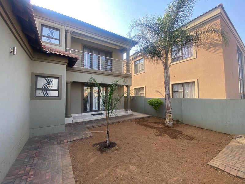 Three Bedroom House for Sale - Photo 3