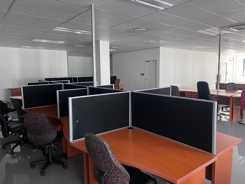 OFFICE TO LET - Photo 3