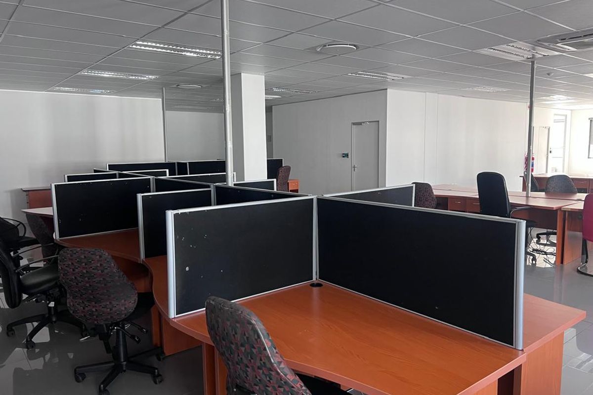 OFFICE TO LET - Photo 3