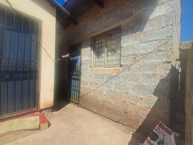House In Tswelapele Ext 6 - Photo 2
