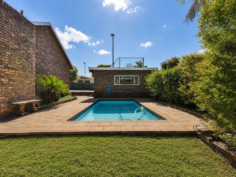 Four Bedroom home in a boomed-off, security estate - Moreleta Park - Photo 2