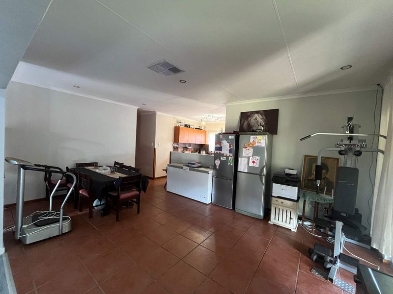 4 Bedroom Family Home with Private 2 Bedroom Flat in a Sought-After Neighbourhood - Photo 10