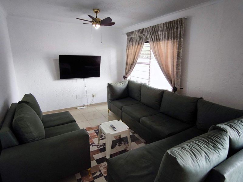 Charming Pet Friendly 3-Bedroom Townhouse for Sale in the Heart of Brackenhurst!!! - Photo 2