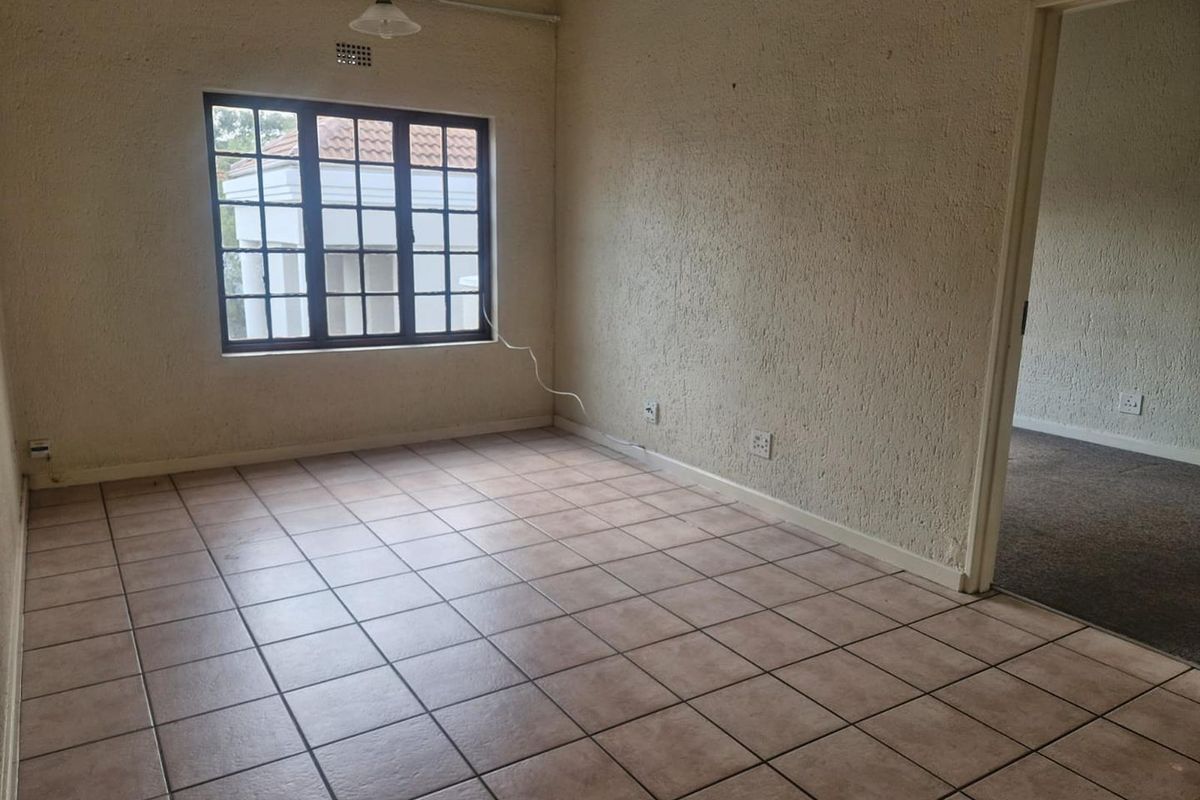 Top floor 1 bedroom in central Sandown position - Photo 3