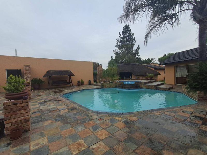 Dual Living Dream: Main House & Cottage for Family or Rental - Photo 7