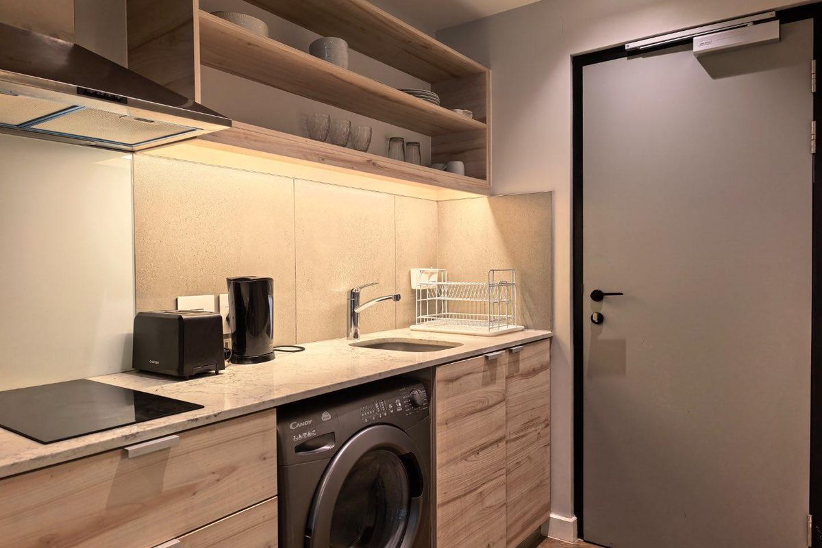 Stylish 28sqm Furnished Micro Apartment – Foreshore Place - Photo 2