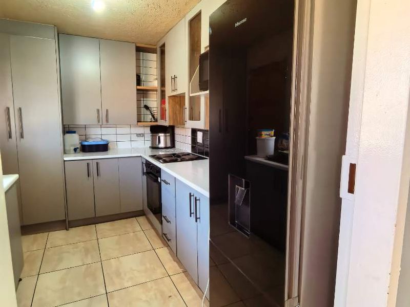 3 BEDROOM HOUSE FOR SALE EXIT 2 **SOLE MANDATE** - Photo 5