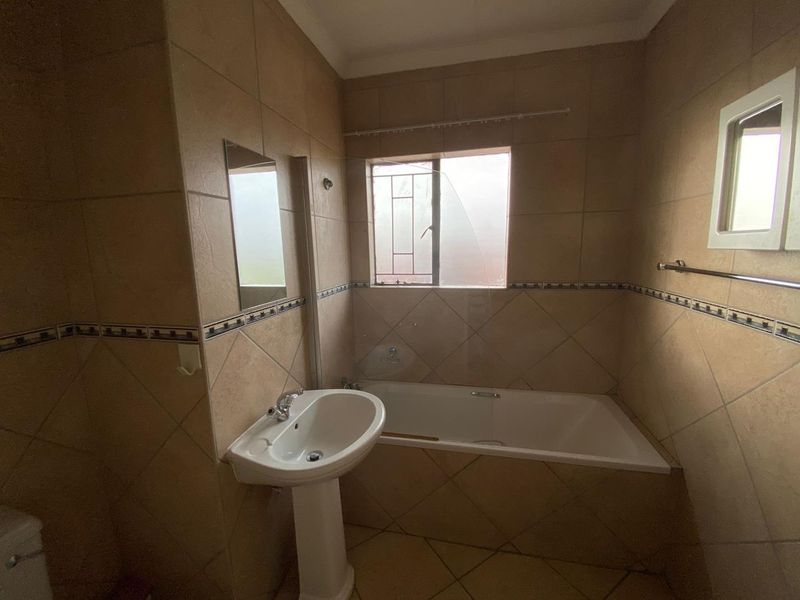 Stunning 2-Bedroom Apartment in a Secure Estate - Photo 9