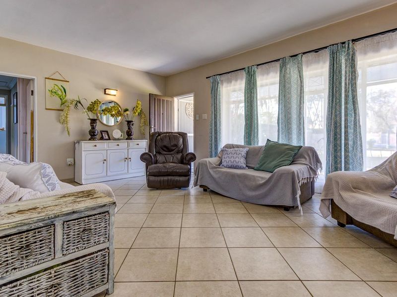 SUNNY FAMILY HOME WITH FULL SOLAR AND WATER BACK UP! - Photo 6