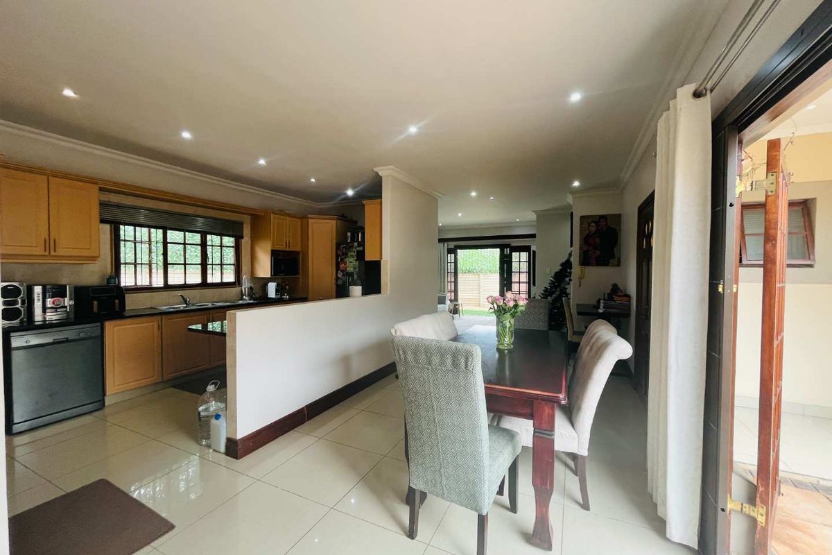 Hendra - Corner Unit Gem! Modern 3-Bed Simplex with Great Flow & Outdoor Living - Photo 2