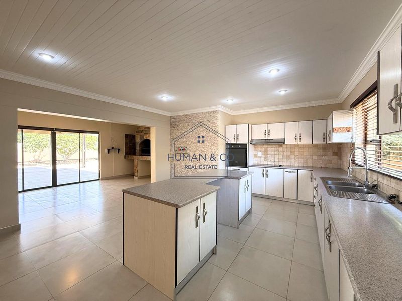 Spacious Family Home on a Large Erf in Meersig - Photo 7