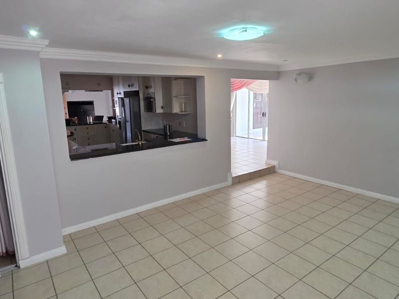 Exceptional 6-Bedroom Family Home with Outstanding Entertainment Space in Noordheuwel - Photo 6
