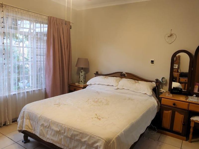 Neat as a pin...just move in and stay! - Photo 6