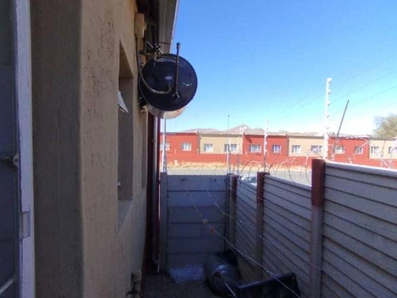 NEAT & WELL MAINTAINED 2 BEDROOM 1-LEVEL TOWNHOUSE FOR SALE IN OTJOMUISE: IANDA COURT - Photo 10