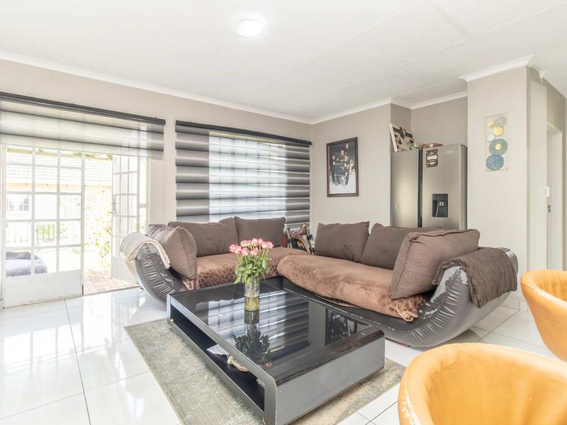 Live the Dream, Perfect Location and very sought after -Modern Family Home in upmarket Little Falls Awaits you. - Photo 10
