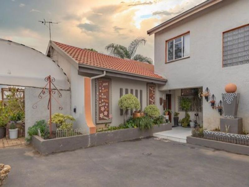A 4 Bedroom Family Home in Glen Marais - Photo 2