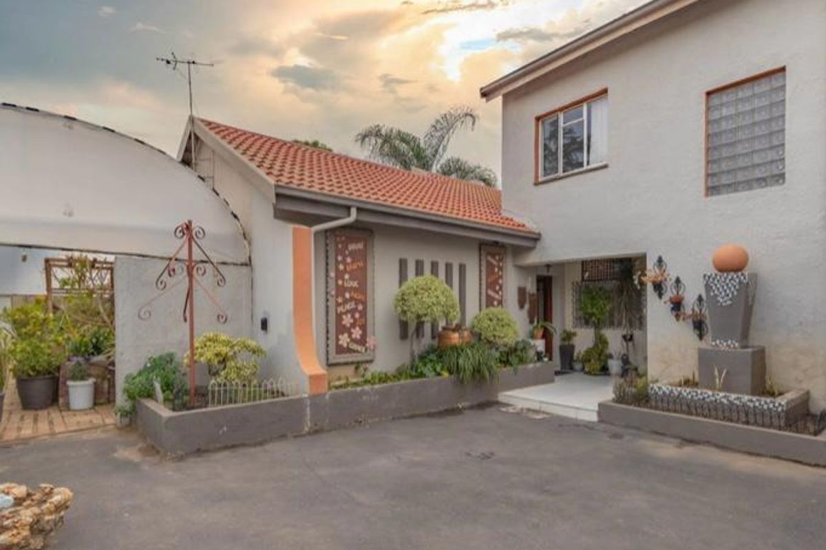 A 4 Bedroom Family Home in Glen Marais - Photo 2