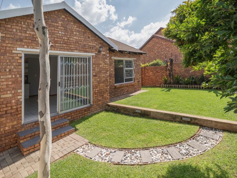 The perfect lock up and go for young proffesional, close to Christiaan de Wet and important amneities, Wilgeheuwel Hospital, Clearwater Mall - Photo 3