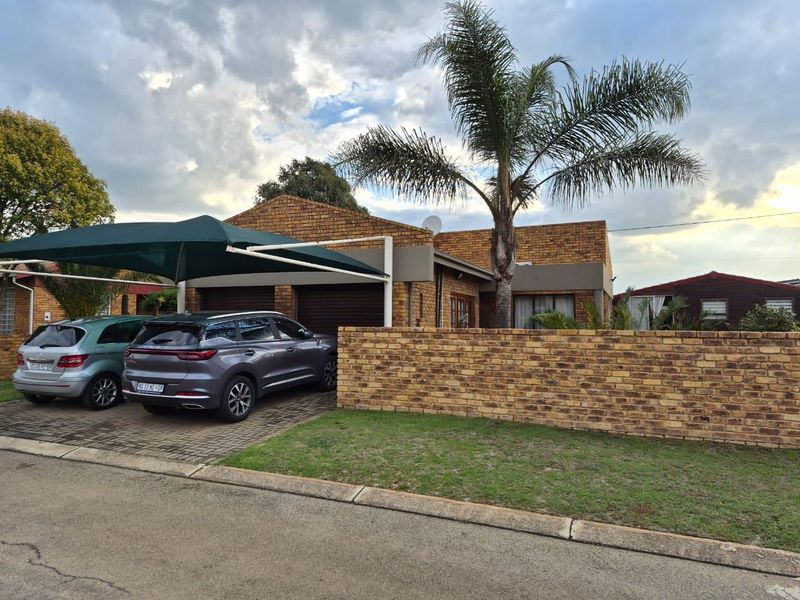 **Charming Free-Standing Home in Secure Estate** - Photo 2