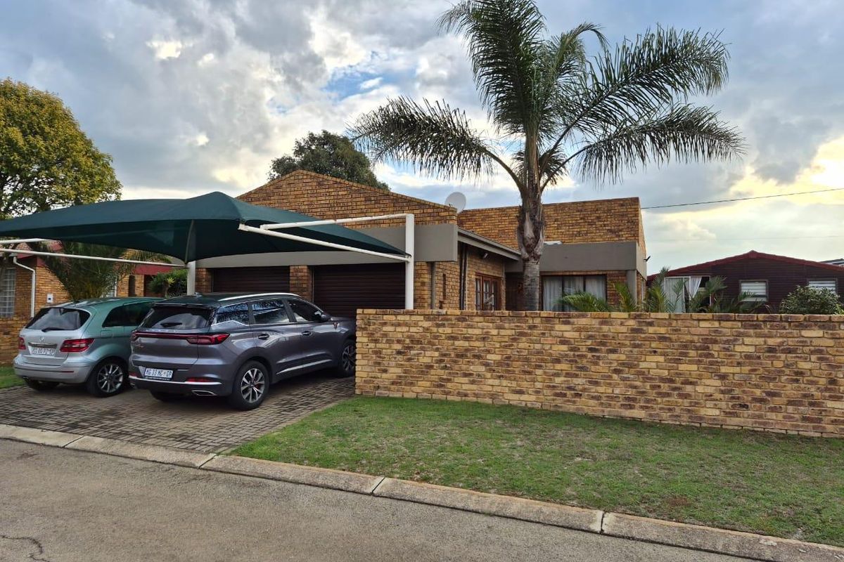 **Charming Free-Standing Home in Secure Estate** - Photo 2