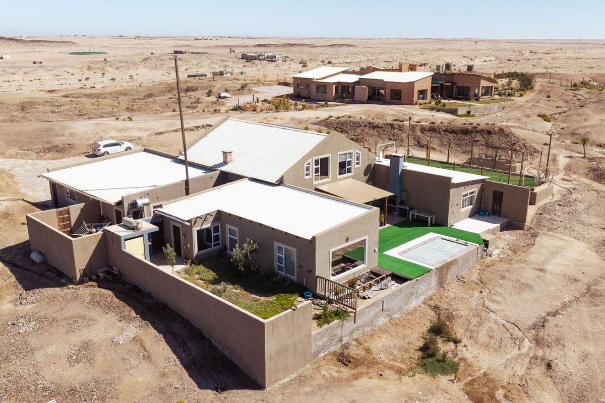 Luxurious Off-Grid Modern Farmhouse with Views & Sports Haven - Photo 5