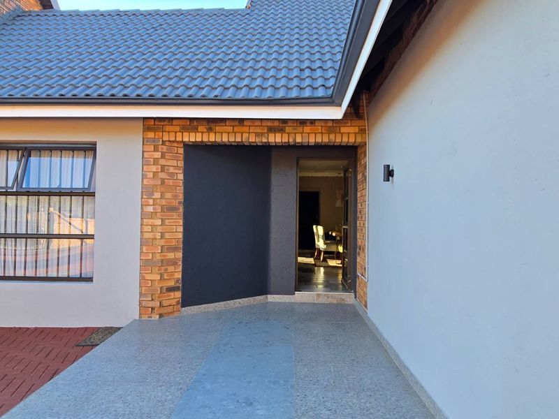 Modern Luxury on a Spacious Corner Stand – Fully Renovated Family Home - Photo 8