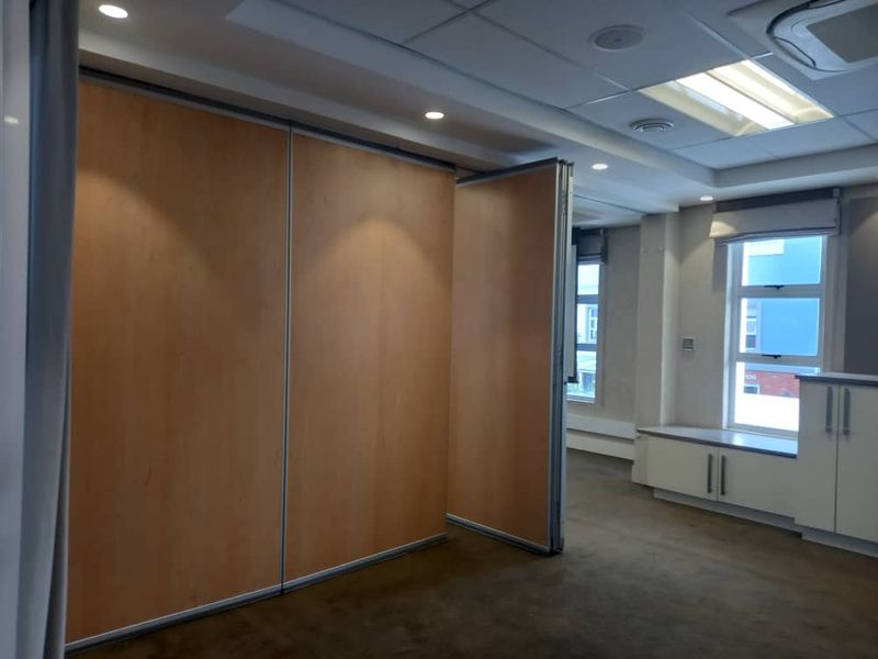 A GRADE OFFICES TO LET - Photo 9