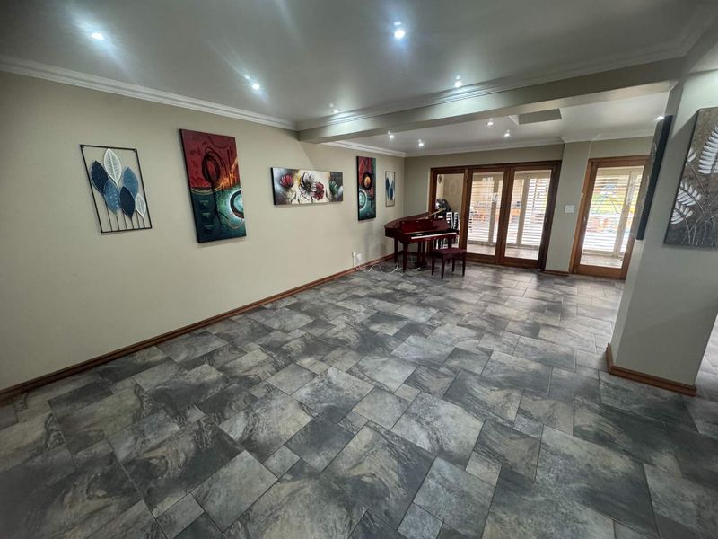 Huge Family Home with Flatlet - Photo 4