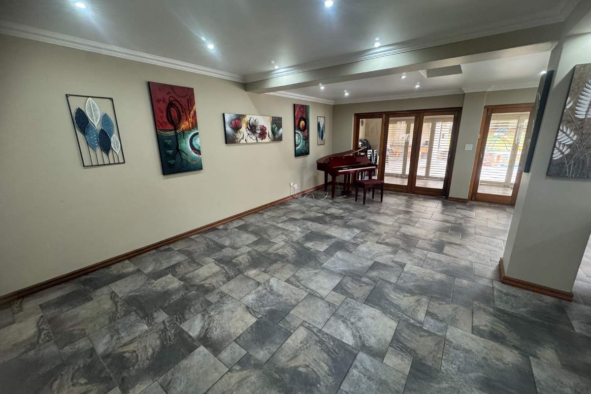 Huge Family Home with Flatlet - Photo 4