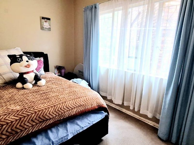 3 Bedroom Unit in South Crest with Spacious Outside Patio & Garden area - Photo 9