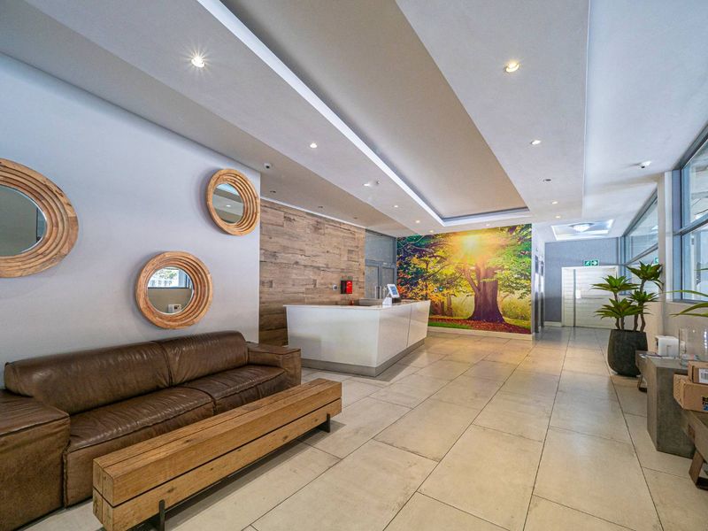 Prime Location, Modern Bachelor Pad - Photo 9