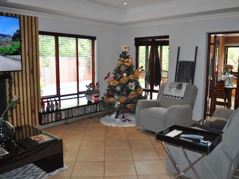UPMARKET HOME FOR SALE IN SECURITY COMPLEX IN FAERIE GLEN - Photo 4