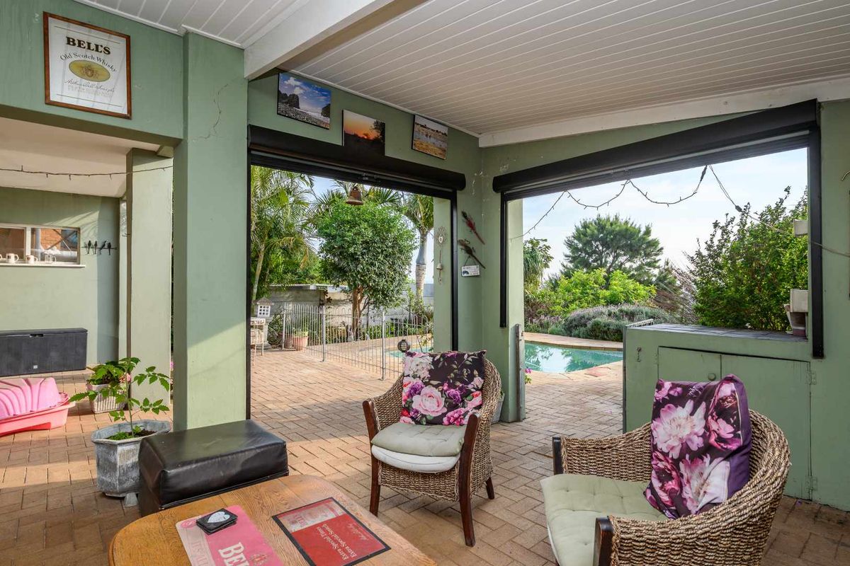 New Release - Immaculate Family Home with Bay Views in Richmond Hill - Photo 3
