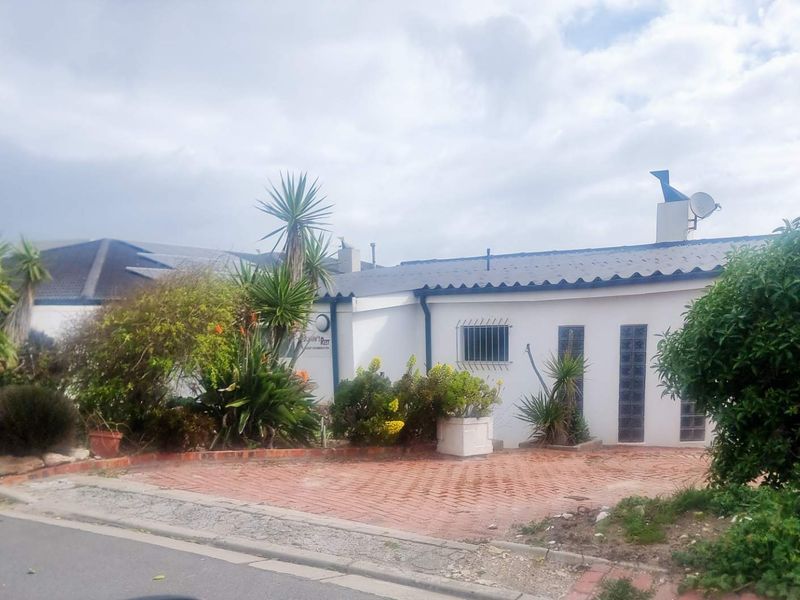 Sea Views, Space & Income Potential in Central Yzerfontein - Photo 4