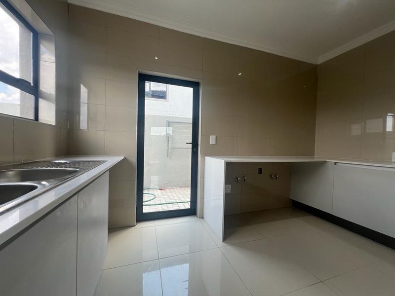 Elegant 4-Bedroom Home in Zambezi Manor Estate - Photo 5