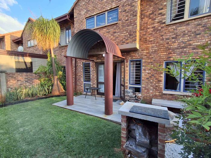 Property #2564703, Townhouse For Sale in Die Hoewes