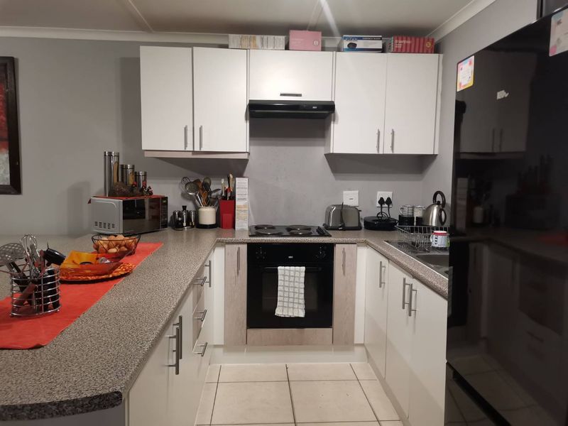 GROUND FLOOR UNIT - BARGAIN DEAL SELLING BELOW VALUATION - OFFERS WELCOME! - Photo 5