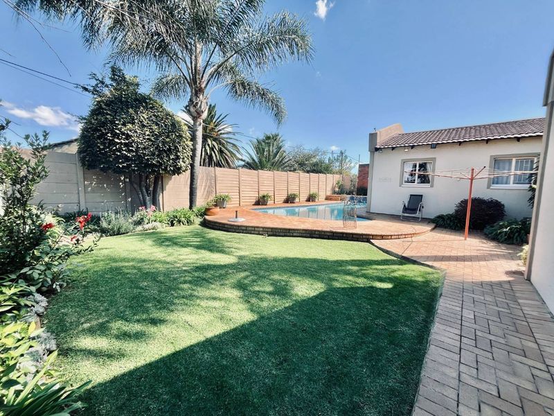 A jewel of a house in Boksburg South, located in a quiet area with no pedestrian traffic - Photo 3