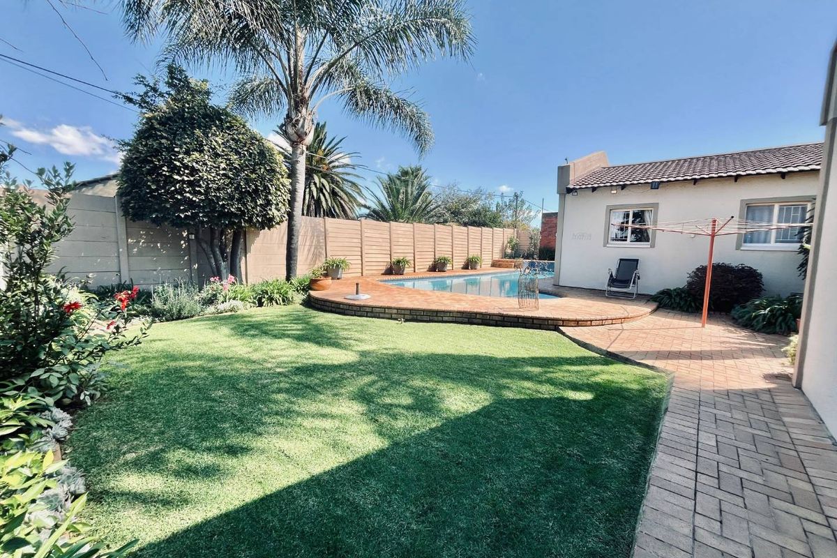 A jewel of a house in Boksburg South, located in a quiet area with no pedestrian traffic - Photo 3