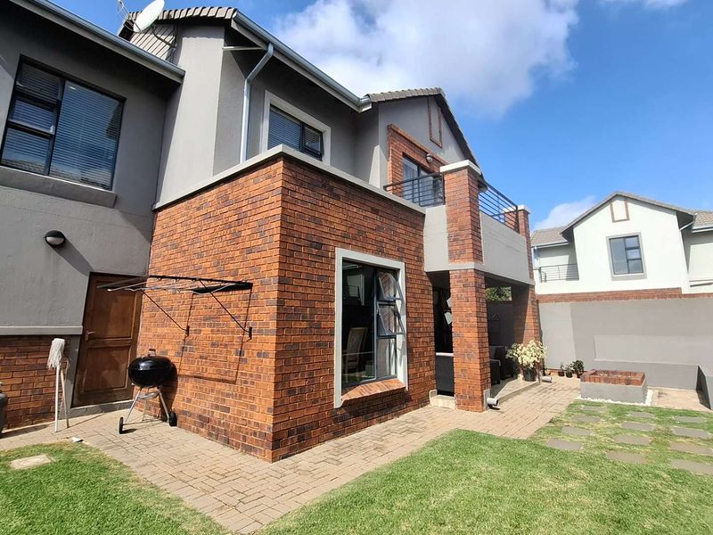 Modern Living in Secure Nature Estate - Photo 2