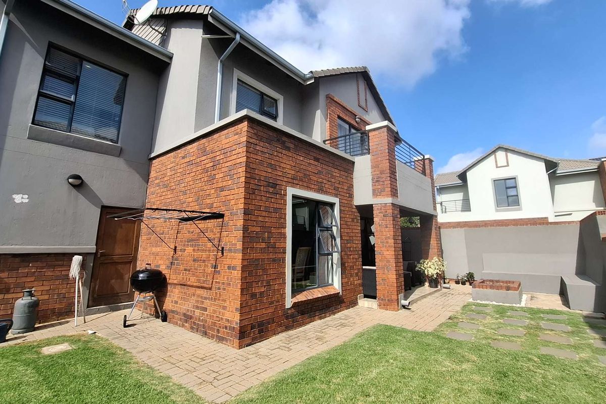 Modern Living in Secure Nature Estate - Photo 2