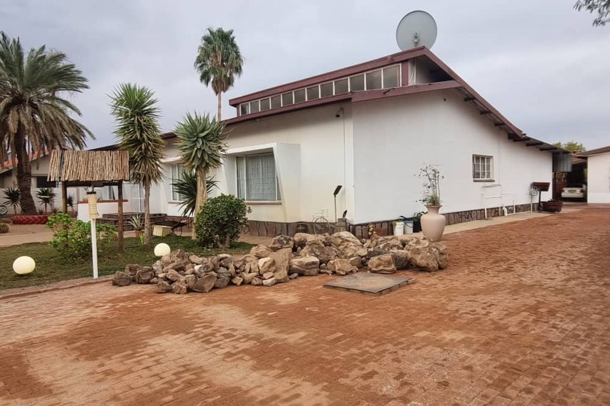 Big Family Home with a Flat for Sale (Mariental) – Great Investment - Photo 2