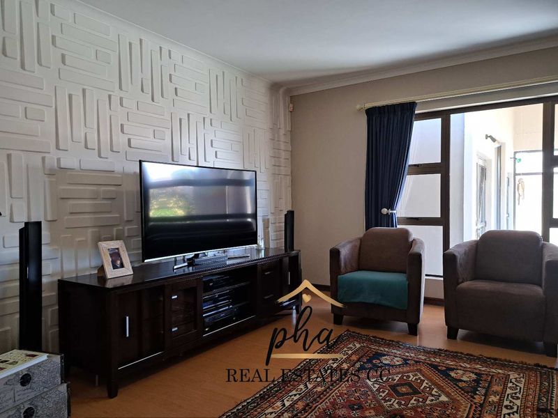 Spacious 4 bedr family home with huge entertainment area for sale in Walvis Bay for N$5 250 000.00 - Photo 2