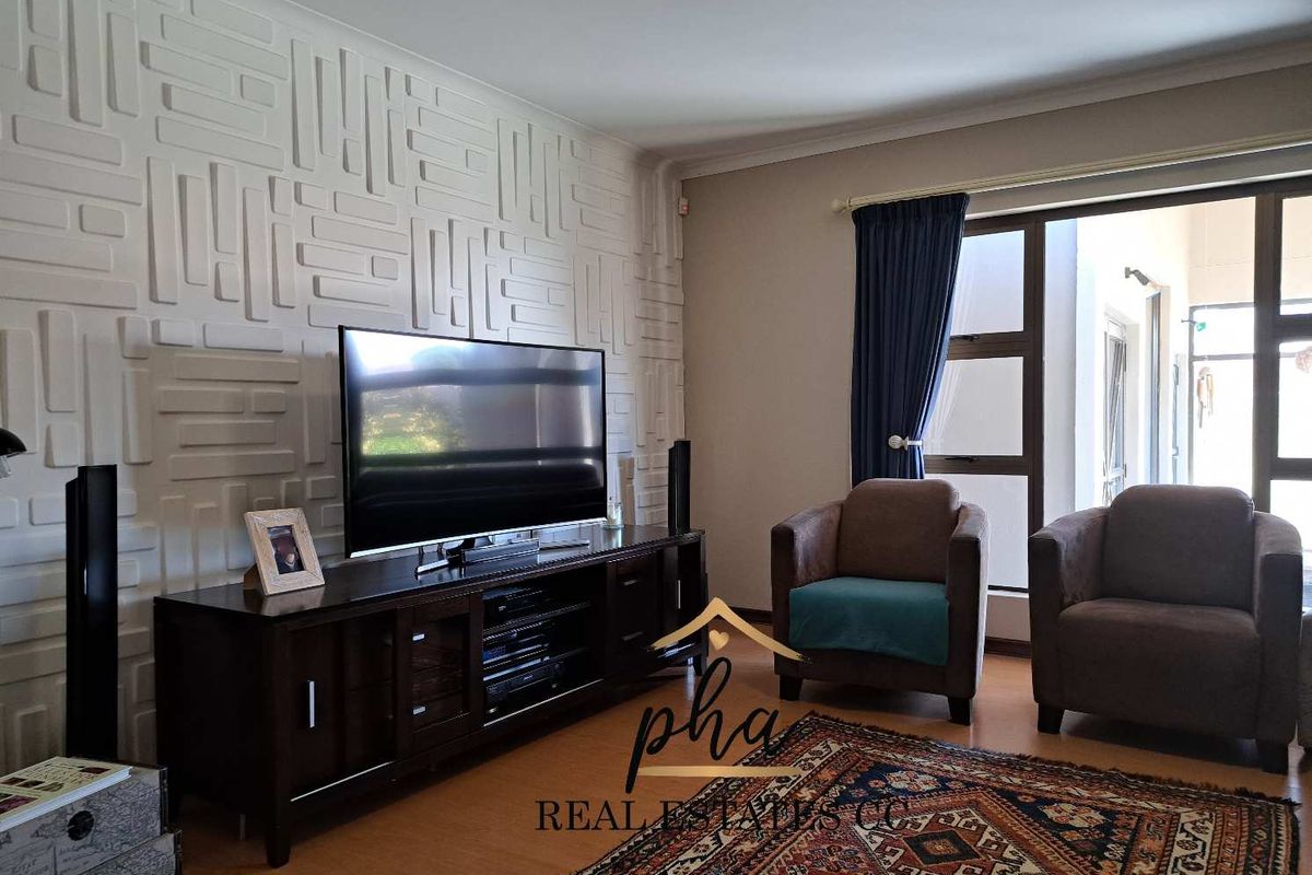 Spacious 4 bedr family home with huge entertainment area for sale in Walvis Bay for N$5 250 000.00 - Photo 2