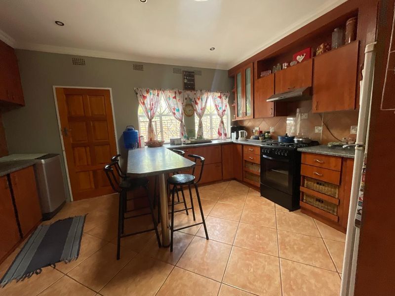 Charming Family Home with Garden Cottage and Jacuzzi - Photo 7